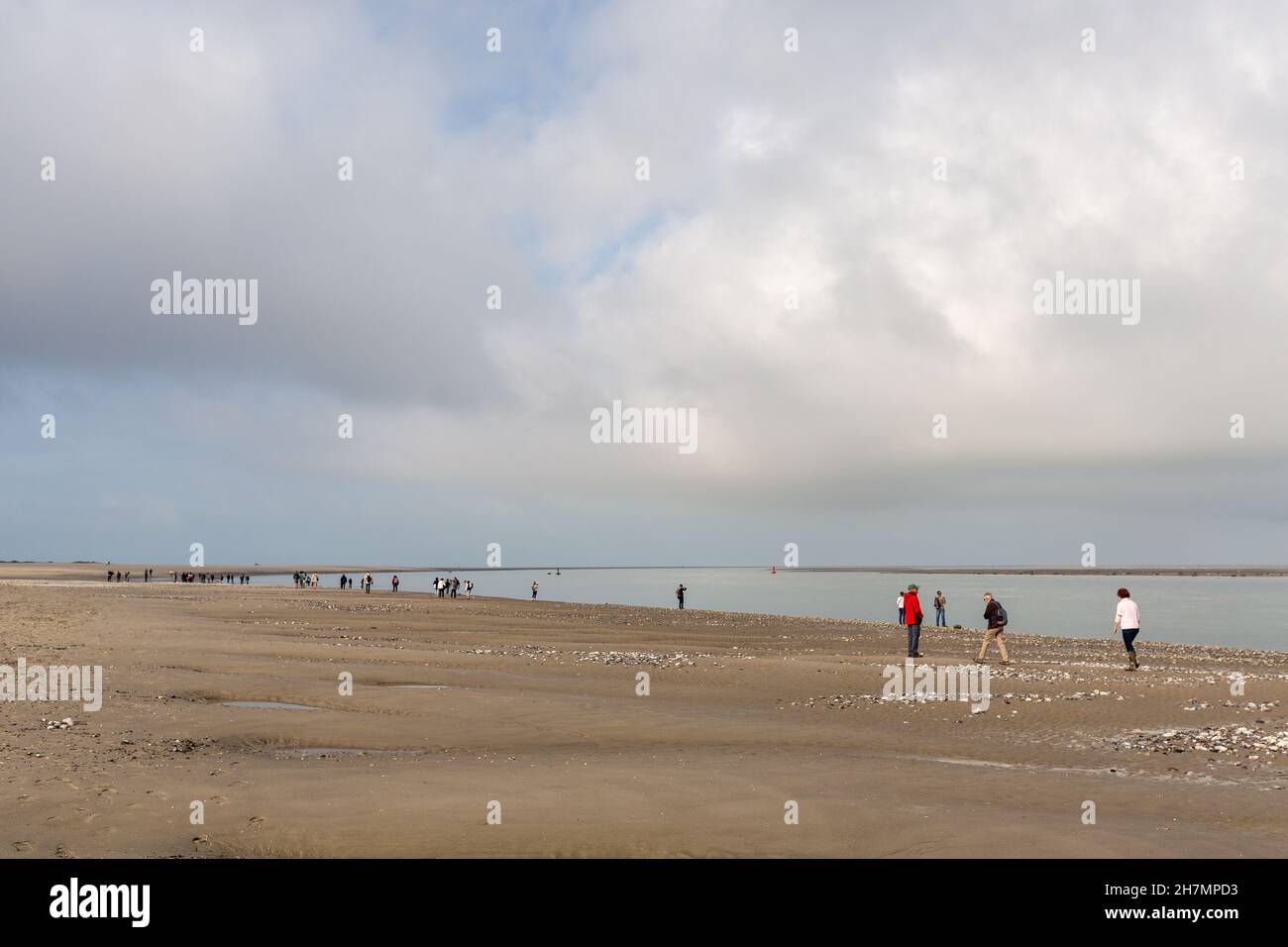 Hourdel Strand, Wanderer, wolkigen Himmel mit Lichtungen. Somme-Bucht, Frankreich Stockfoto