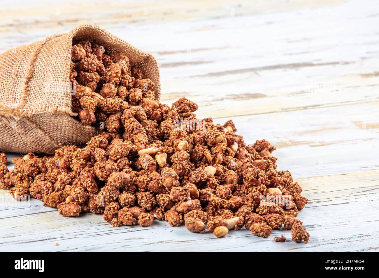 Nahaufnahme der braunen Erdnüsse und Erdnusssammlung. Konzept Erdnüsse und Sesam, Sesamsamen. Stockfoto