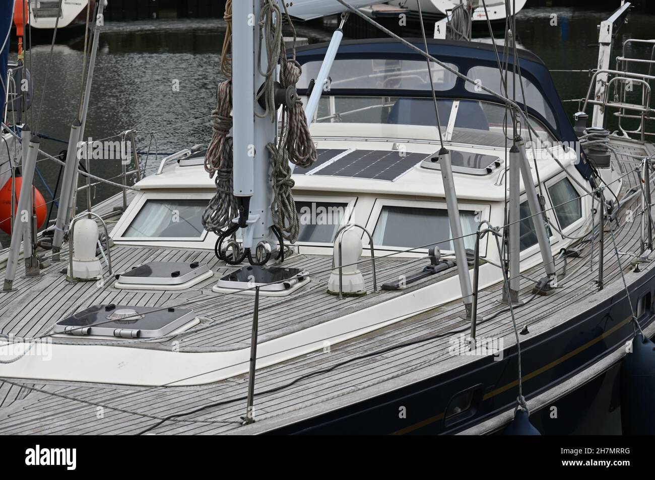 Segelyacht im Hafen im November Stockfoto