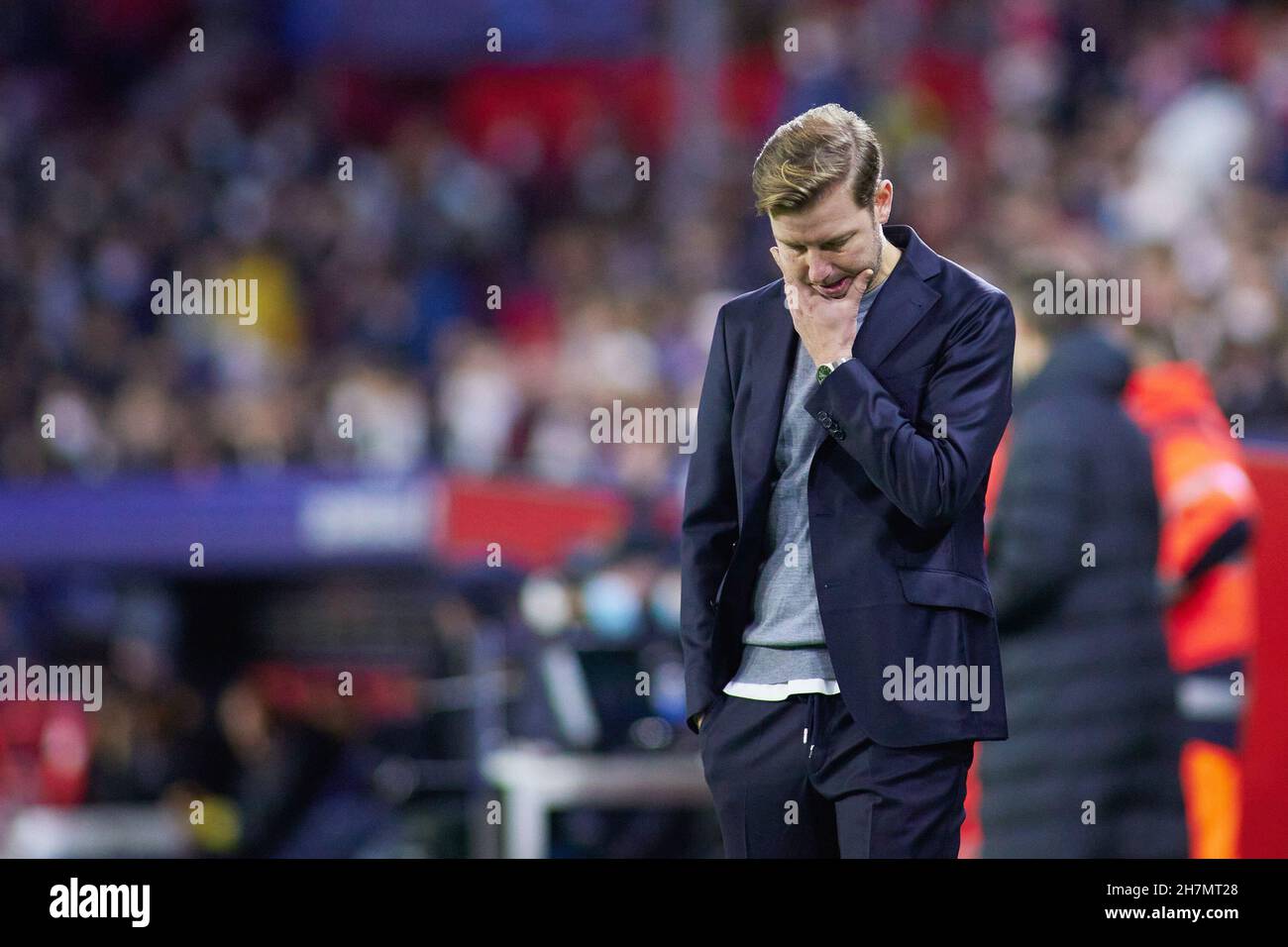 Florian Kohfeldt, Cheftrainer des VfL Wolfsburg während des UEFA Champions League-, Gruppen-G-Fußballspiels zwischen dem FC Sevilla und VFL Wolfsburg am 23. November 2021 im Stadion Ramon Sanchez-Pizjuan in Sevilla, Spanien - Foto: Joaquin Corchero/DPPI/LiveMedia Stockfoto