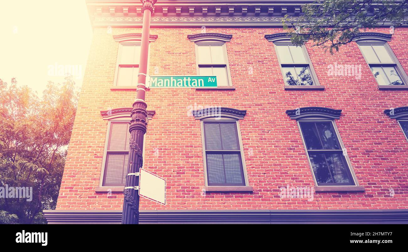 Altes Backsteingebäude mit Manhattan Avenue-Schild, Farbtonung angewendet, New York City, USA. Stockfoto