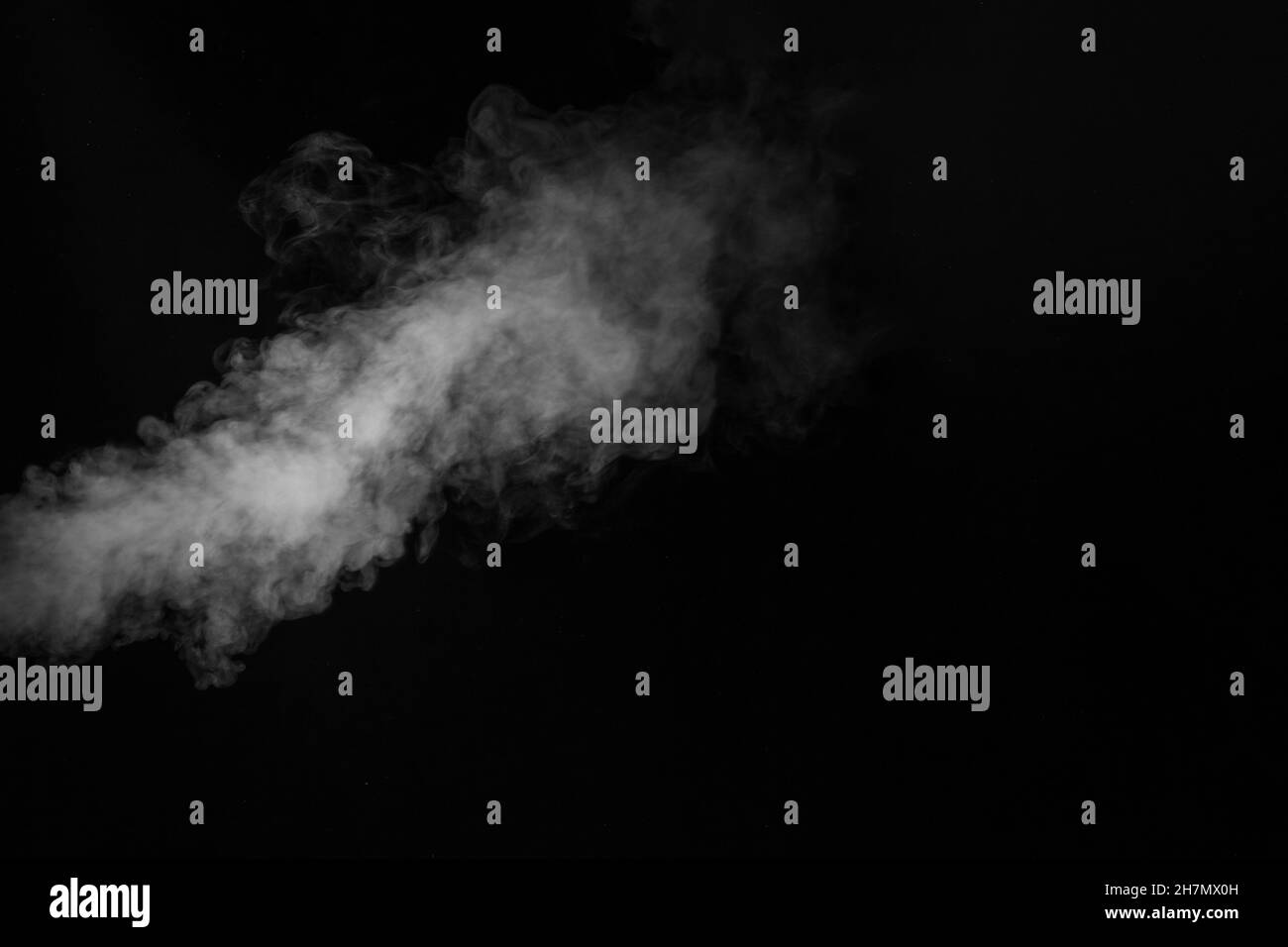 Weißer Dampfsprühdampf aus dem Luftsättigungsgerät. Rauchfragmente auf schwarzem Hintergrund. Abstrakter Hintergrund, Design-Element, für Überlagerung auf Bildern Stockfoto