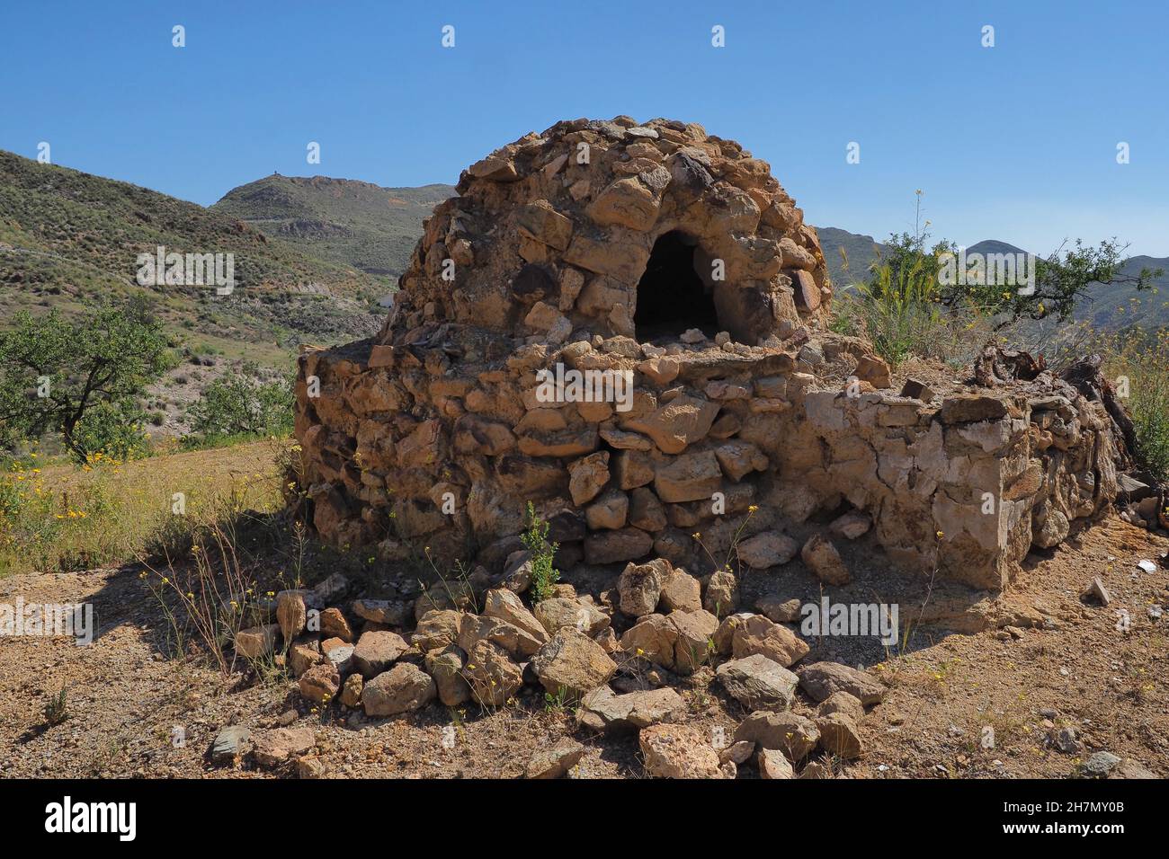 Backofen aus Naturstein, Brotbackofen aus Feldsteinen, Andalusien, Spanien Stockfoto