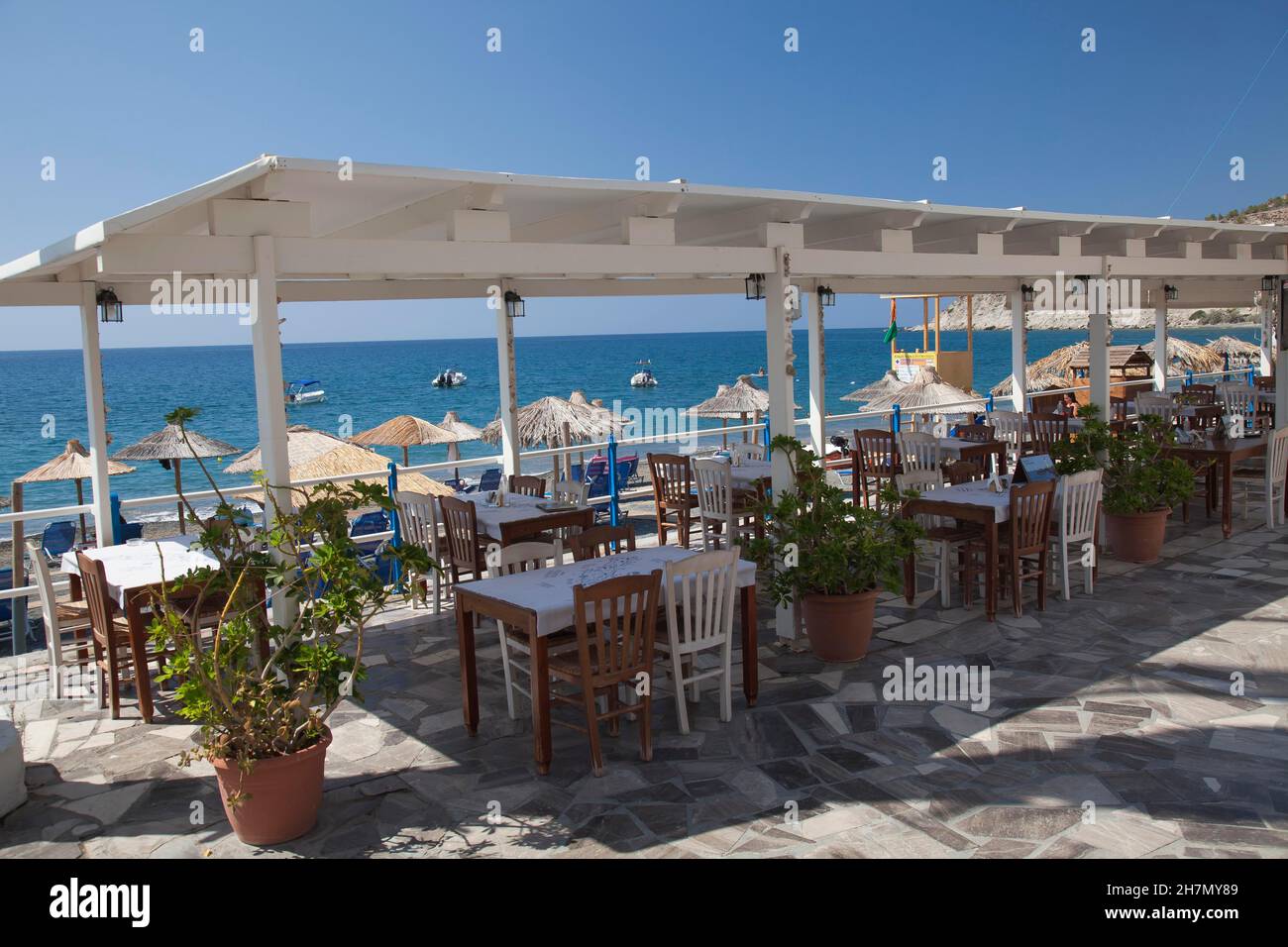 Promenade mit Restaurants am Strand von Myrtos, Südküste, Kreta, Griechenland Stockfoto