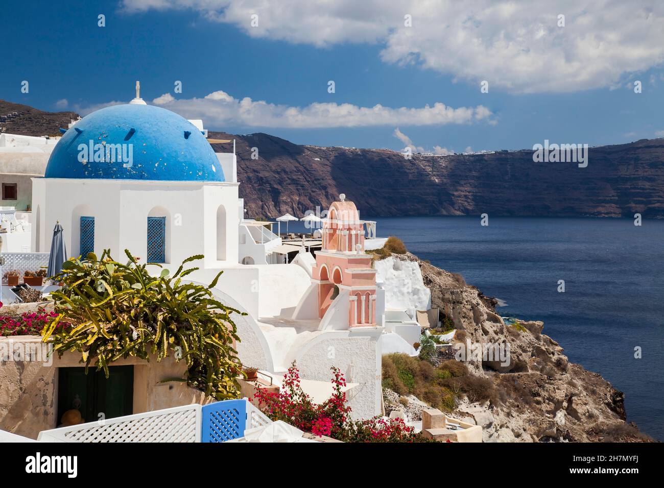 Blaue Kuppel der Kirche des heiligen Georg, Agios Georgios, Oia, Santorini, Kykladen, Griechenland Stockfoto