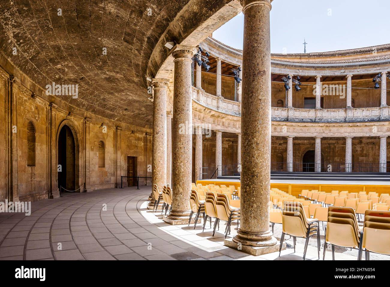 Palast Karls V., der in ein Amphitheater im Palastkomplex Alhambra in Granada, Andalusien, Spanien umgewandelt wurde Stockfoto