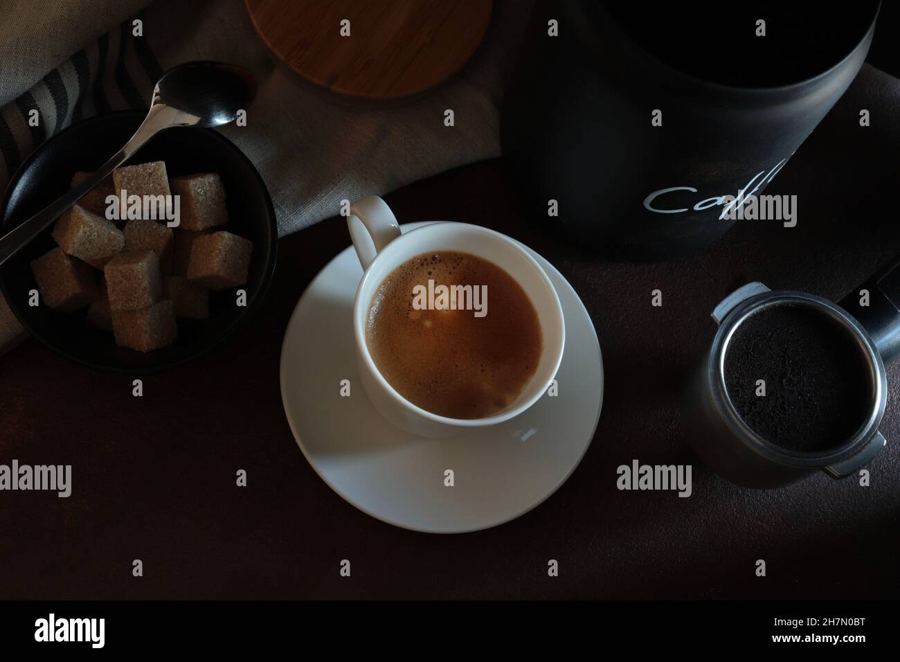 Tasse Kaffee auf dunklem Hintergrund. Direkt darüber. Stockfoto