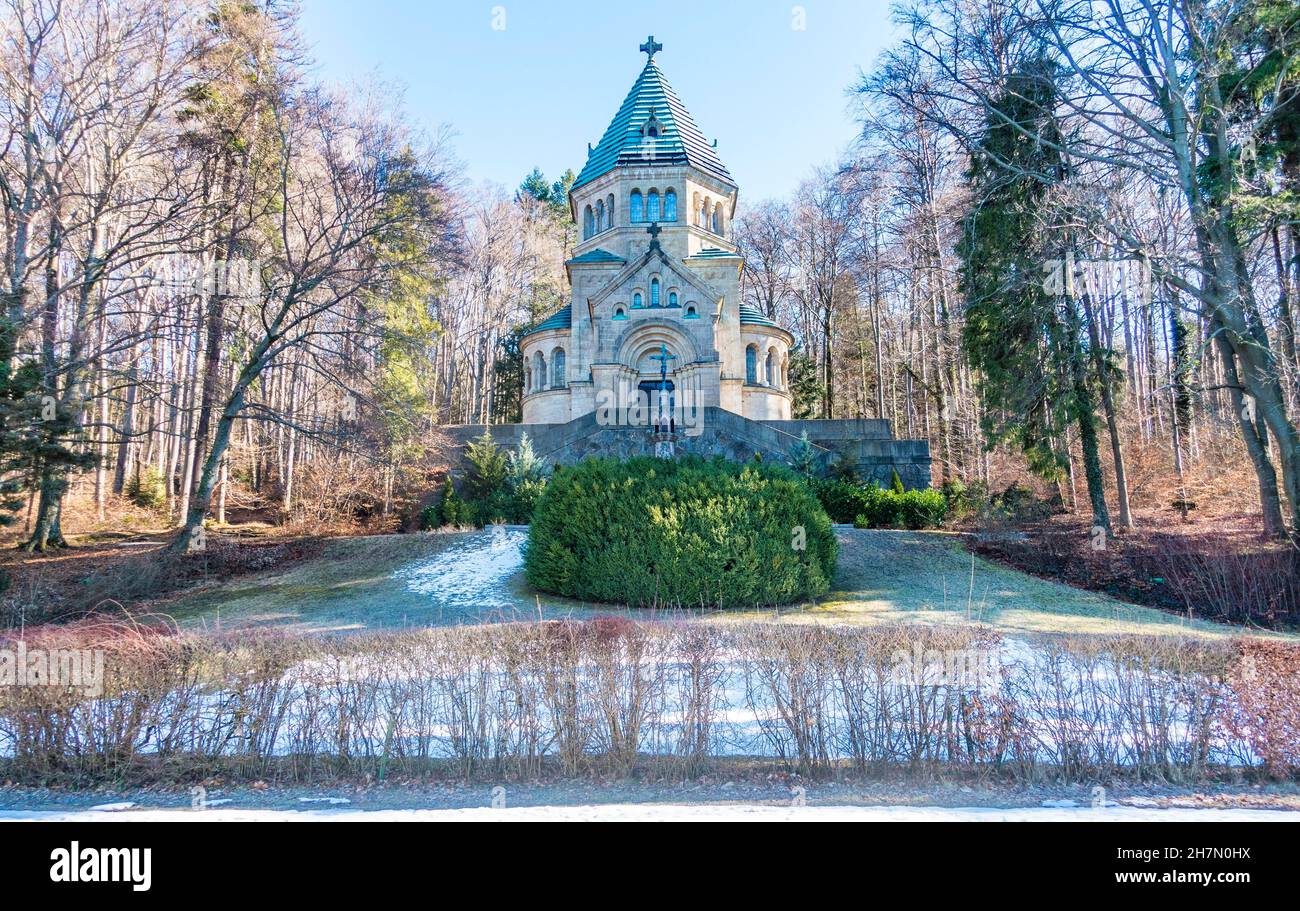 Wintervotivkapelle im Schlosspark Berg oberhalb der Stelle am Starnberger See, wo König Ludfwig II. Von Bayern 1886 tot aufgefunden wurde, Berg, See Stockfoto