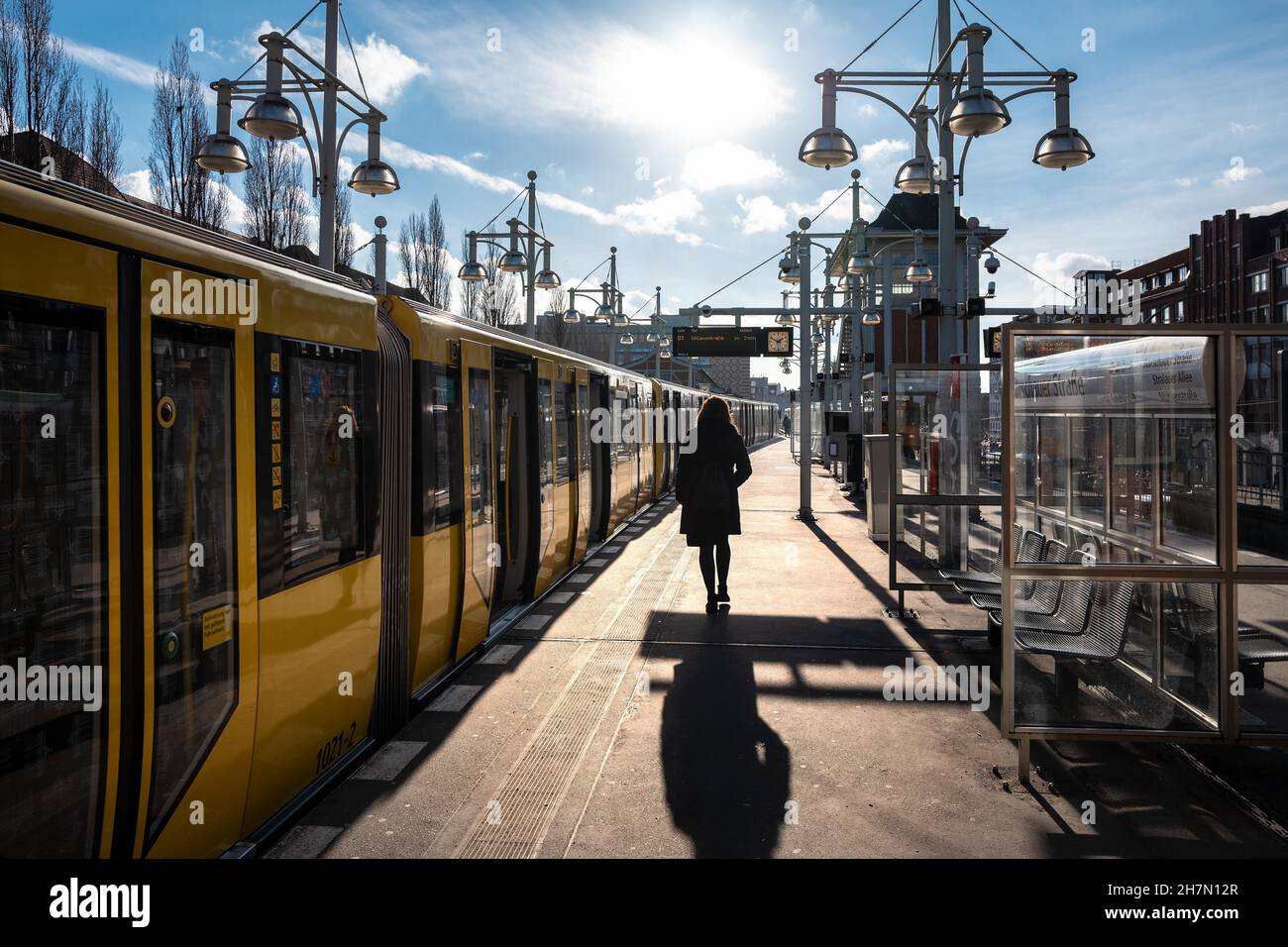 Züge am Endbahnhof der U-Bahn-Station Warschauer Straße, Berlin Stockfoto