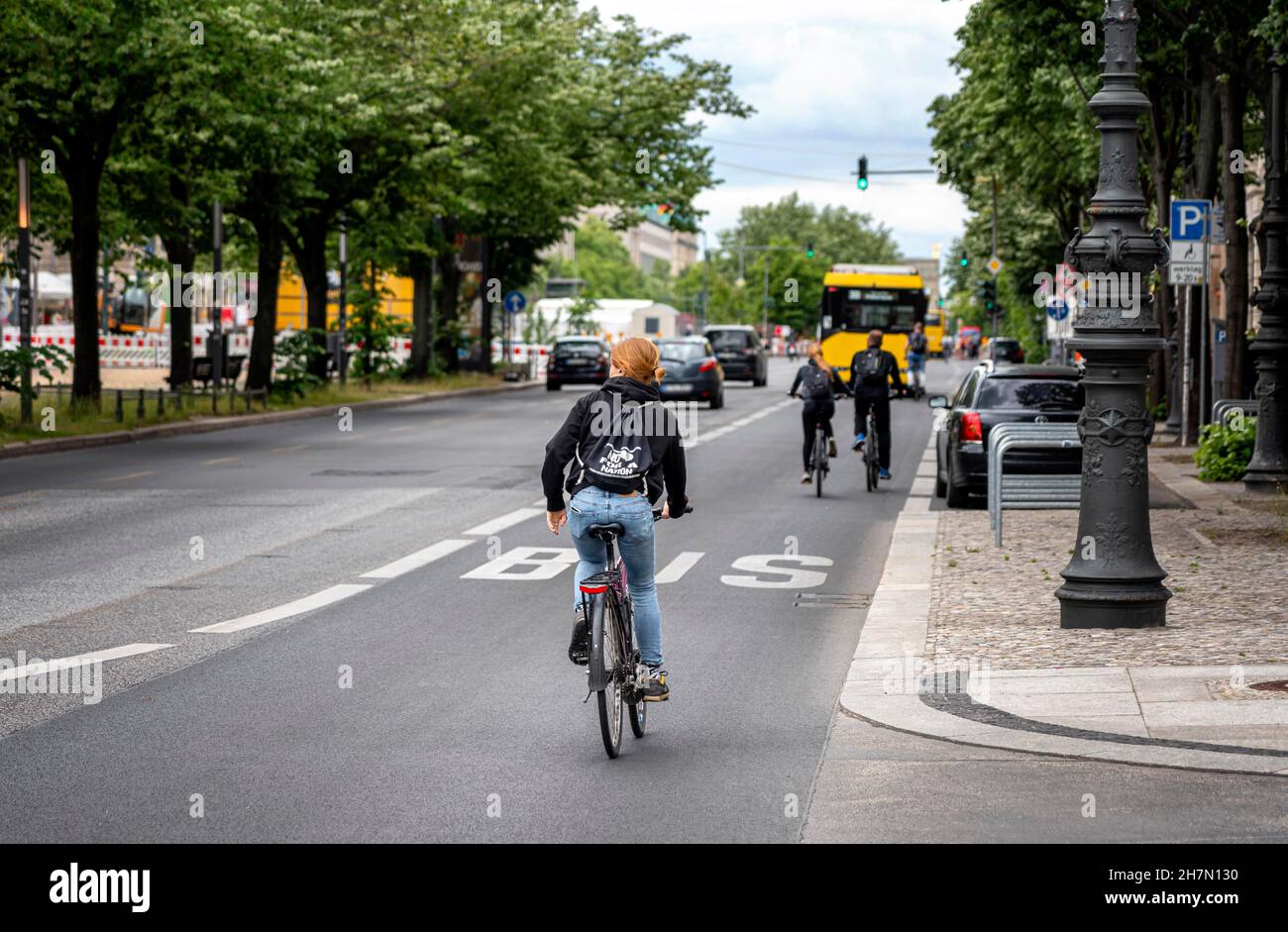 Radfahrer auf der Busspur unter den Linden, Berlin, Deutschland Stockfoto