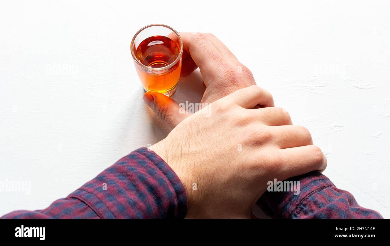Die Hand halten, um Alkohol nicht zu trinken Konzept Kampf gegen Alkoholsucht Stockfoto