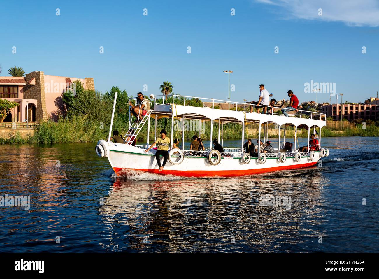 ASSUAN, ÄGYPTEN - 30. JULI 2021: Schiff voller Passagiere auf dem Nil in Assuan, Ägypten, am 30. Juli 2021 Stockfoto