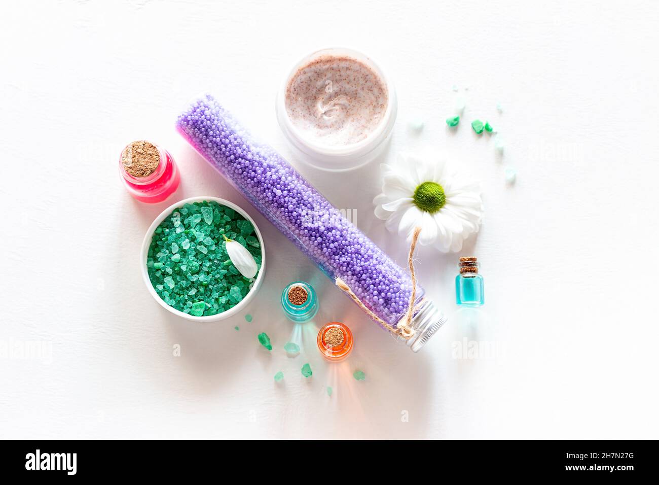 Naturkosmetik und Inhaltsstoffe auf weißem Hintergrund Nahaufnahme Stockfoto