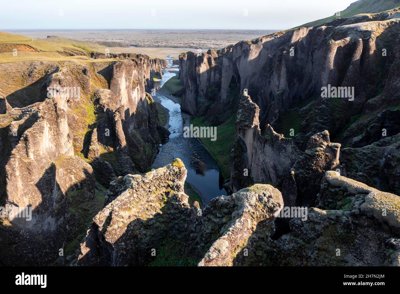 Luftaufnahme des Fanaorargljufur Canyon, tiefe Schlucht, Tuffsteinfelsen, nahe Kirkjubaer an der Südküste, Südisland, Island Stockfoto