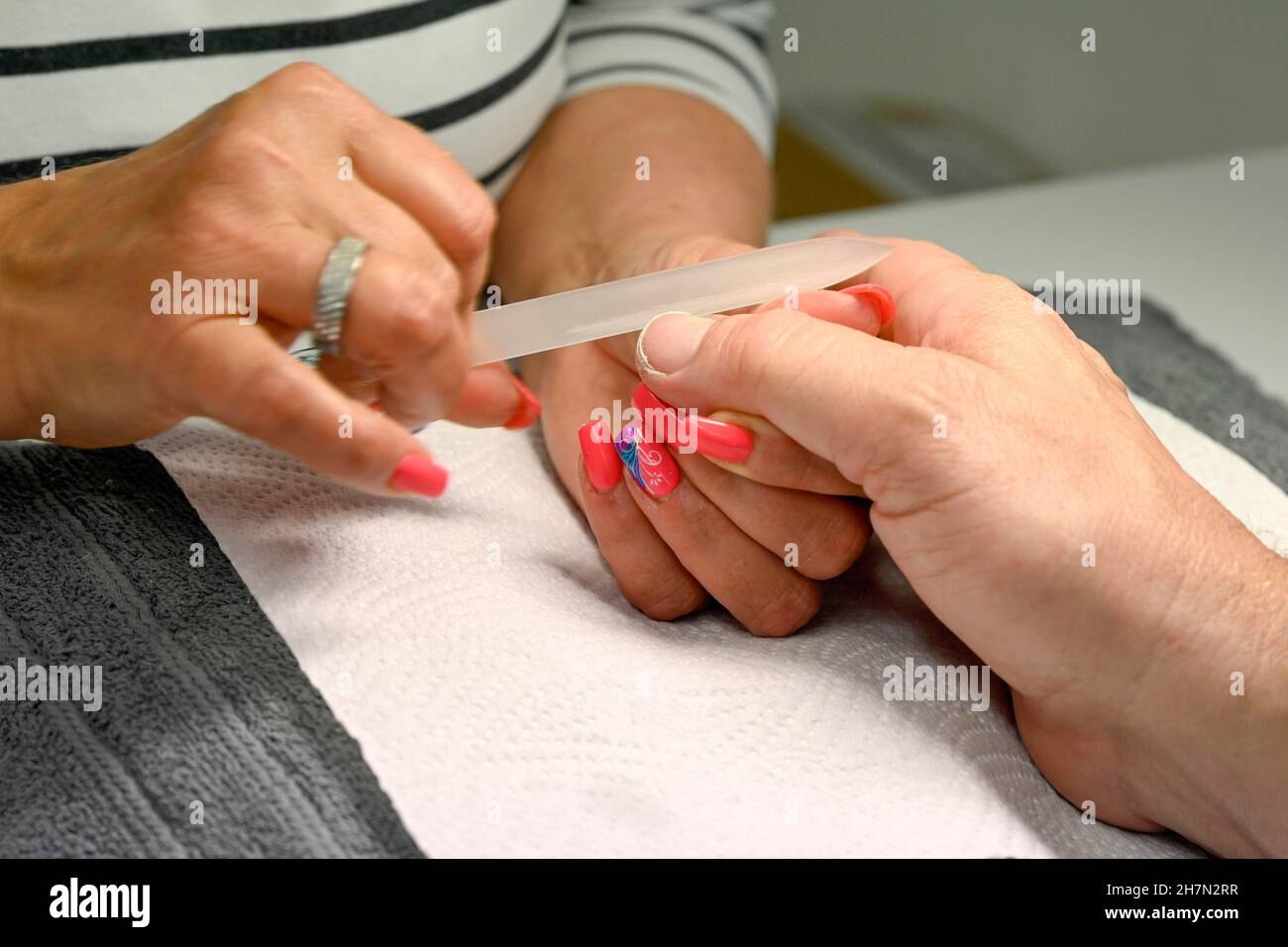 Kosmetische Pflege und Behandlung der Hand eines Mannes, Fingernagelfeilen Stockfoto