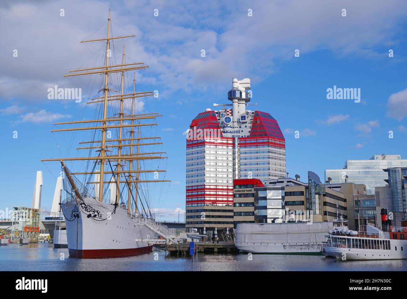 Segelschiff und andere Schiffe vor einem roten Wolkenkratzer, Göteborg, Skandinavien, Schweden Stockfoto