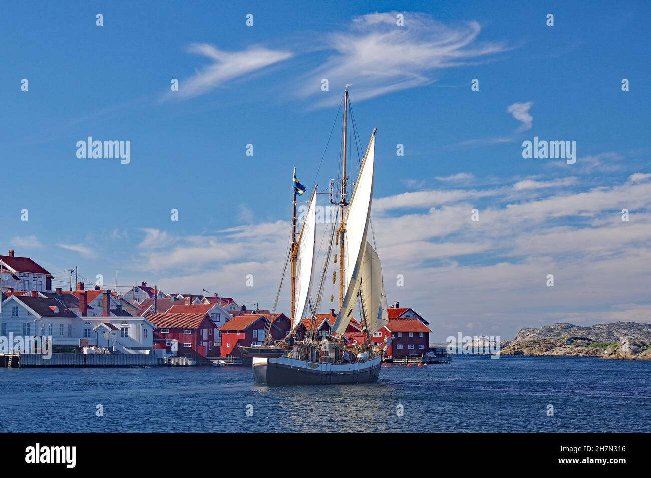 Segelboot vor kleinen Inseln und Archipel, Gullholmen, Orust, Bohuslaen, Westschweden, Skandinavien, Schweden Stockfoto