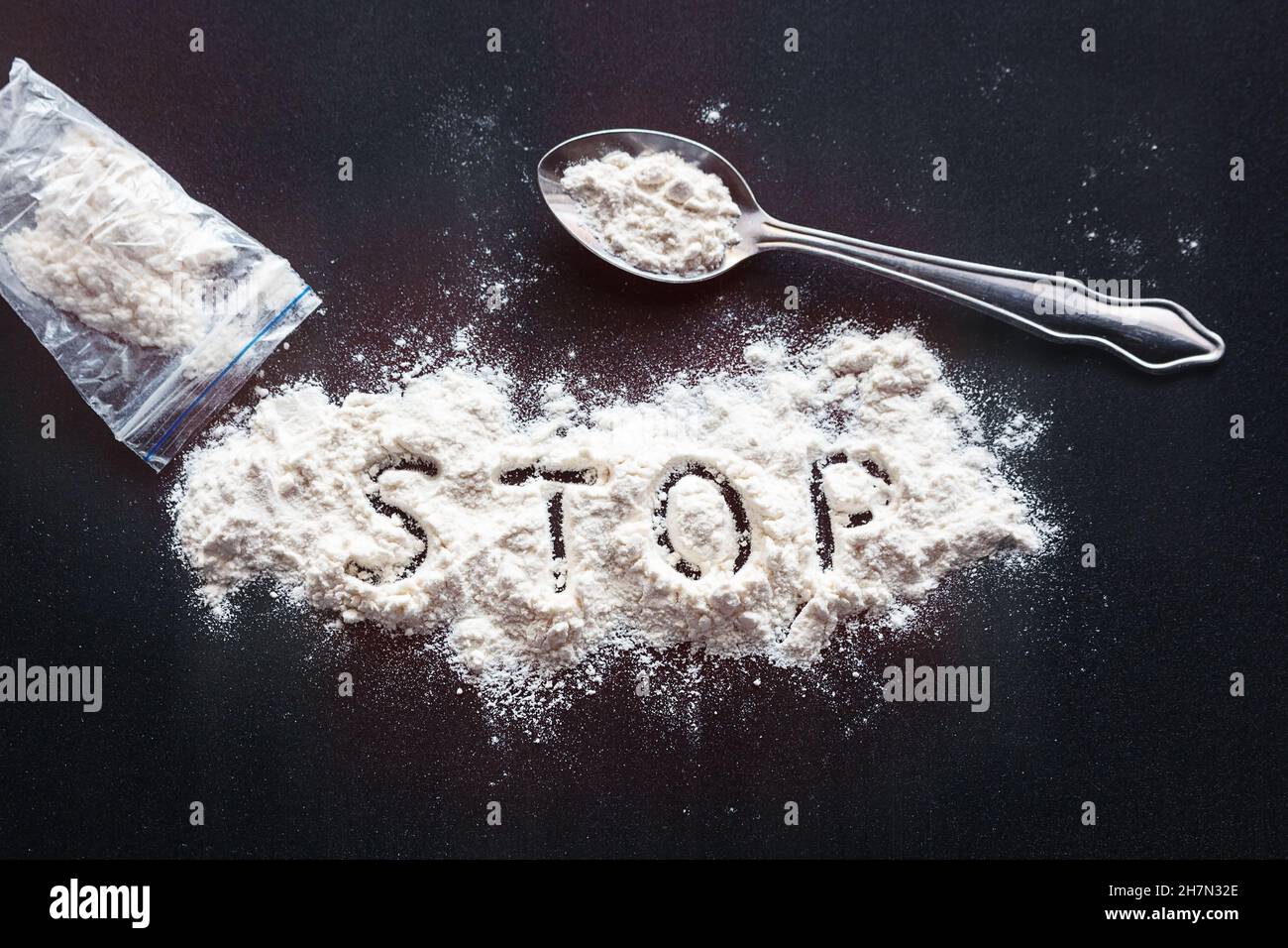 Stoppen Sie die Inschrift auf Heroin-Betäubungsmittel-Pulver Stockfoto