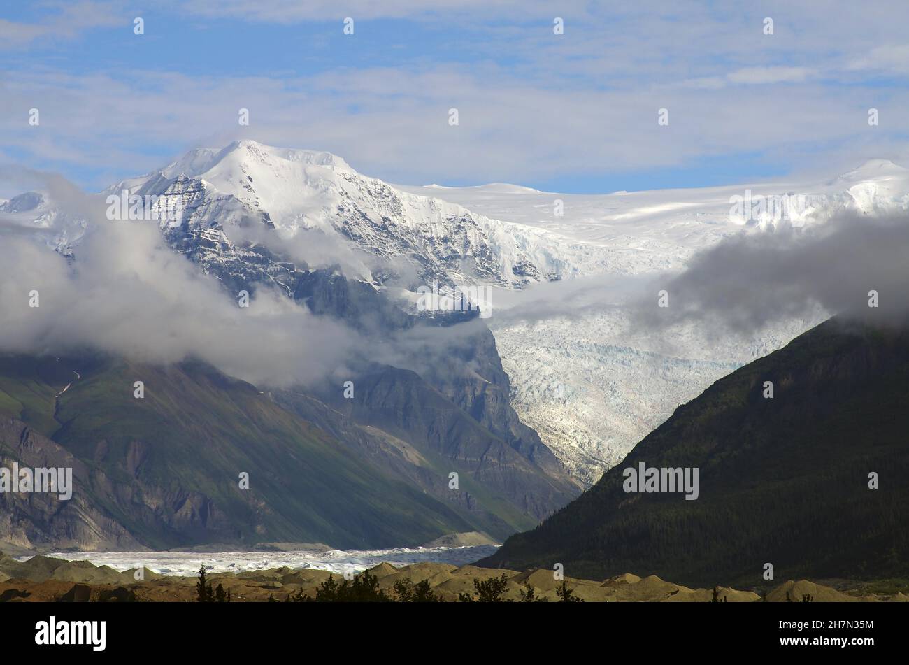 Schneebedeckte Berge und Gletscher, Wolken, Wrangell-St. Elias National Park, McCarthy, Alaska, USA Stockfoto