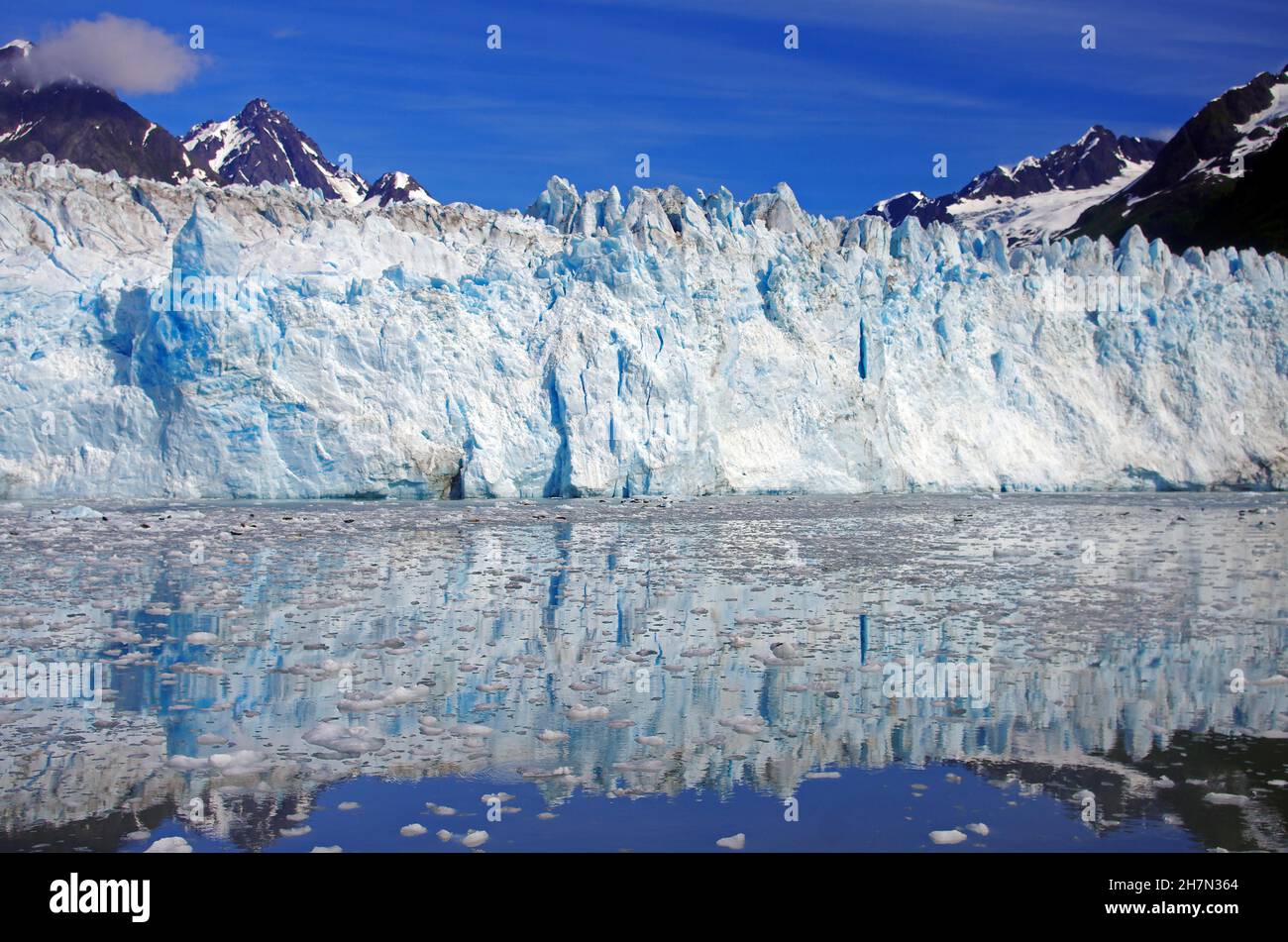 Gletscher und Berge spiegeln sich im Wasser, Prince William Sound, Columbia Glacier, Alaska, USA Stockfoto