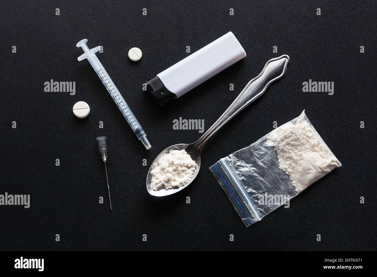 Drogen auf schwarzem Hintergrund Konzept Heroin sucht Stockfoto