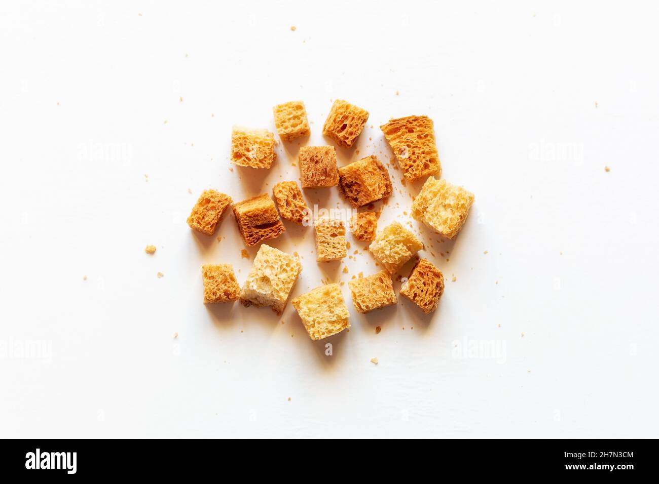 Weißes Brot Croutons auf einem hellen Hintergrund Stockfoto