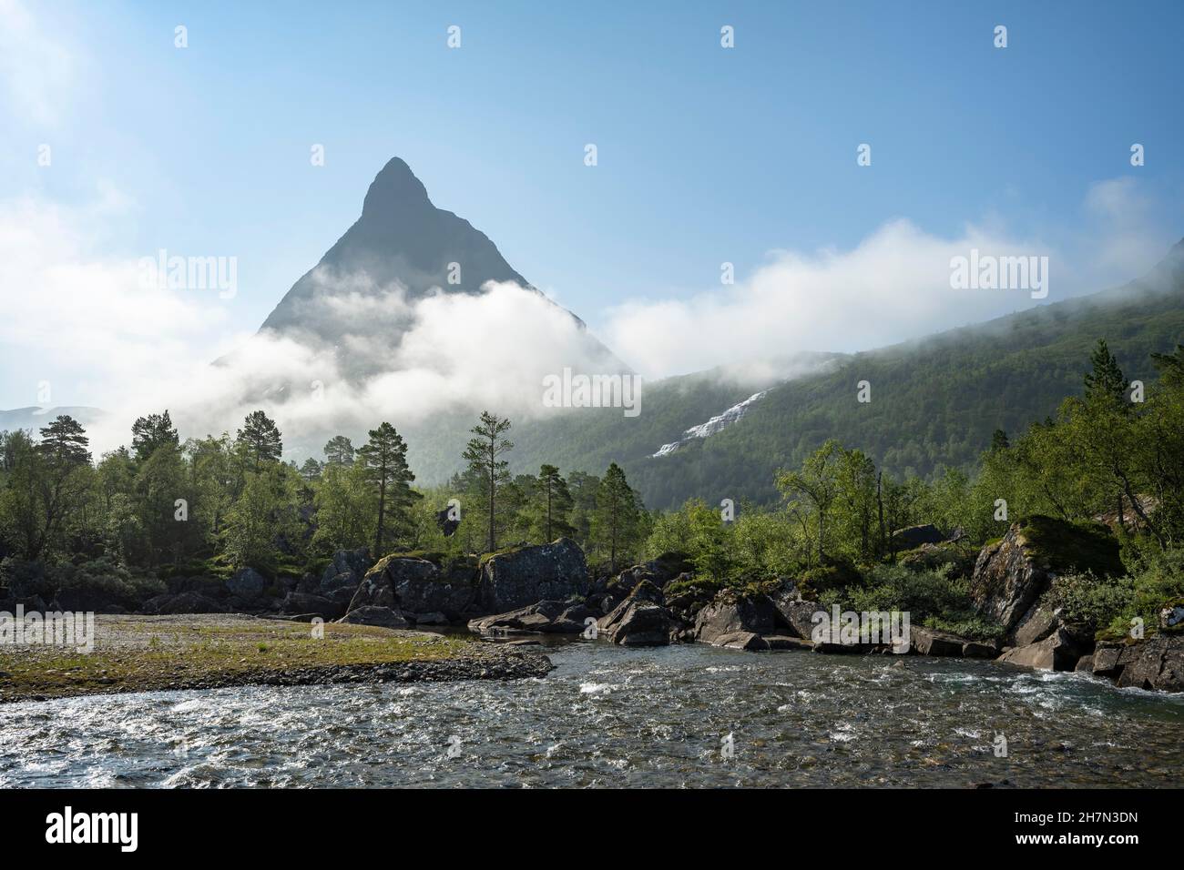 Innerdalen High Valley, Innerdalstarnet Mountain, Sunndal, More Og Romsdal, Vestland, Norwegen Stockfoto
