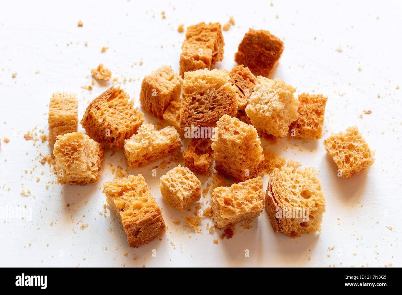Hausgemachter Zwieback mit Croutons aus weißem knusprigem Brot und Close-up-Crackern Stockfoto