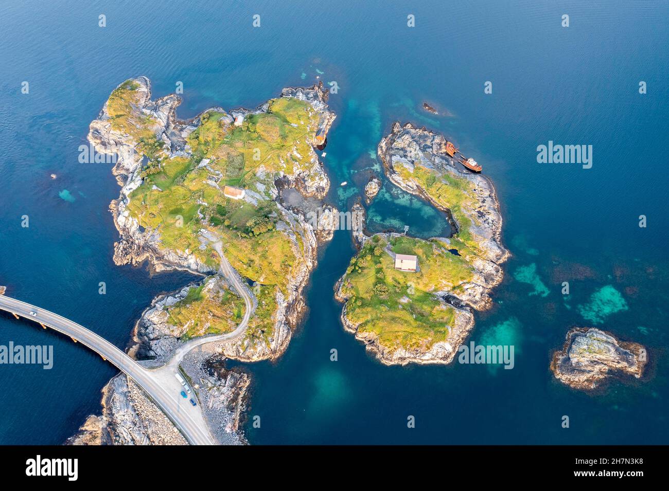 Kleine Inseln und Schiffswrack entlang der Atlantikstraße, Luftaufnahme, Atlanterhavsveien, More Og Romsdal, Norwegen Stockfoto