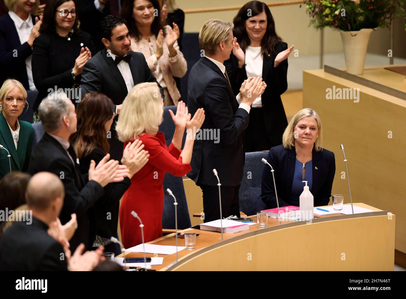 Die derzeitige Finanzministerin und Vorsitzende der Demokratischen Partei der Sozialdemokratischen Partei, Magdalena Andersson (rechts sitzend), wird nach einer Abstimmung im schwedischen parlament Riksdagen am 24. November zum neuen Ministerpräsidenten ernannt. Andersson ist die erste schwedische Premierministerin überhaupt. Foto Erik Simander / TT kod 11720 Stockfoto