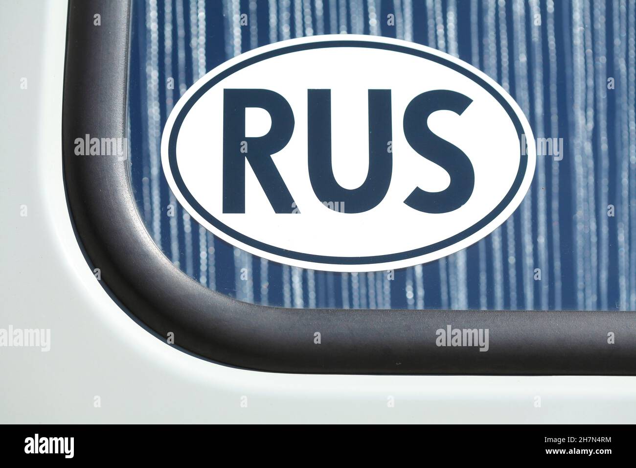Russisches Kfz-Kennzeichen auf einem Autofenster, Ländernummernschild, Deutschland Stockfoto