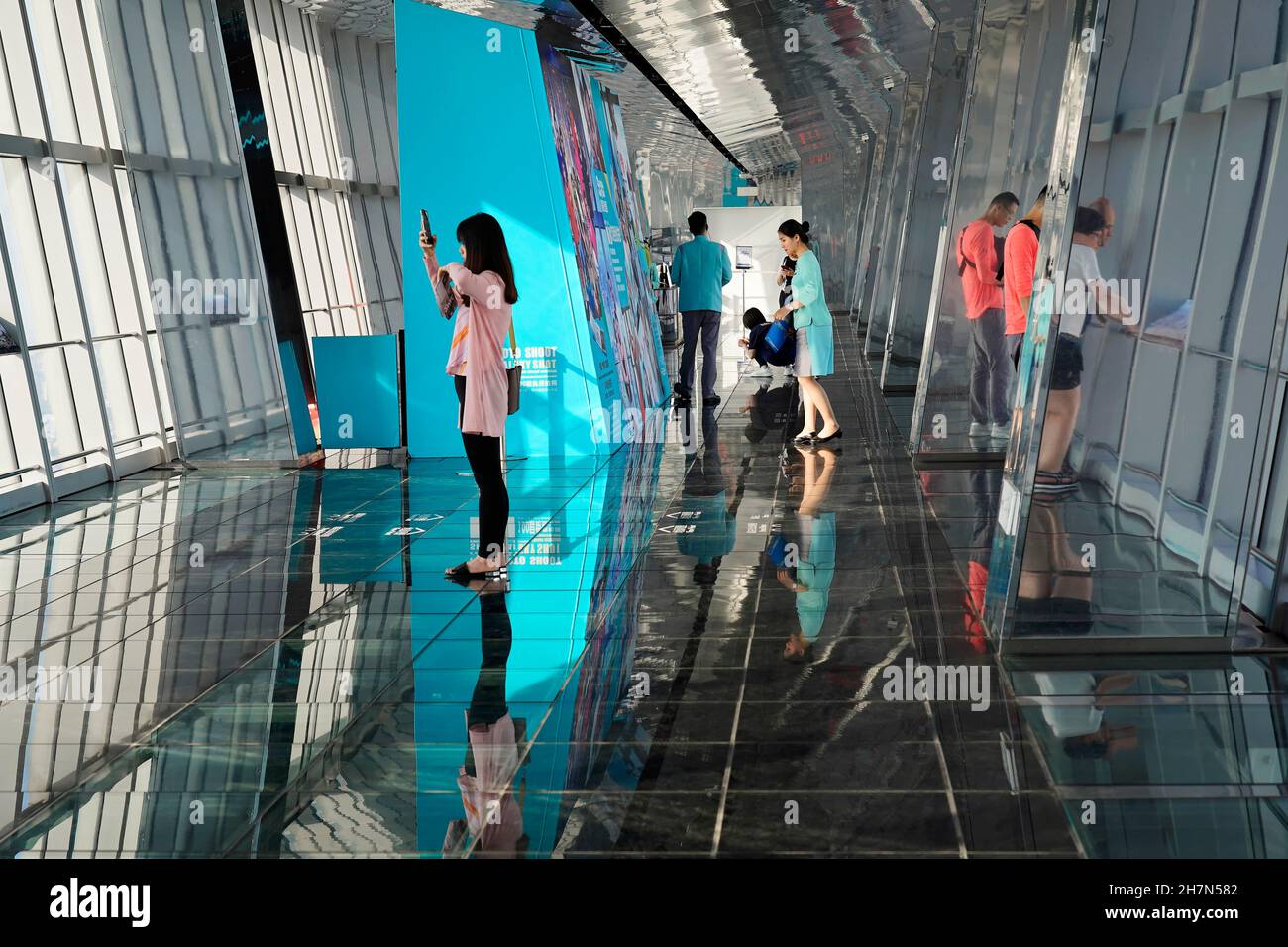 Aussichtsplattform auf dem 492 Meter hohen Shanghai World Financial Center, genannt Bottle Opener, Shanghai, Volksrepublik China Stockfoto