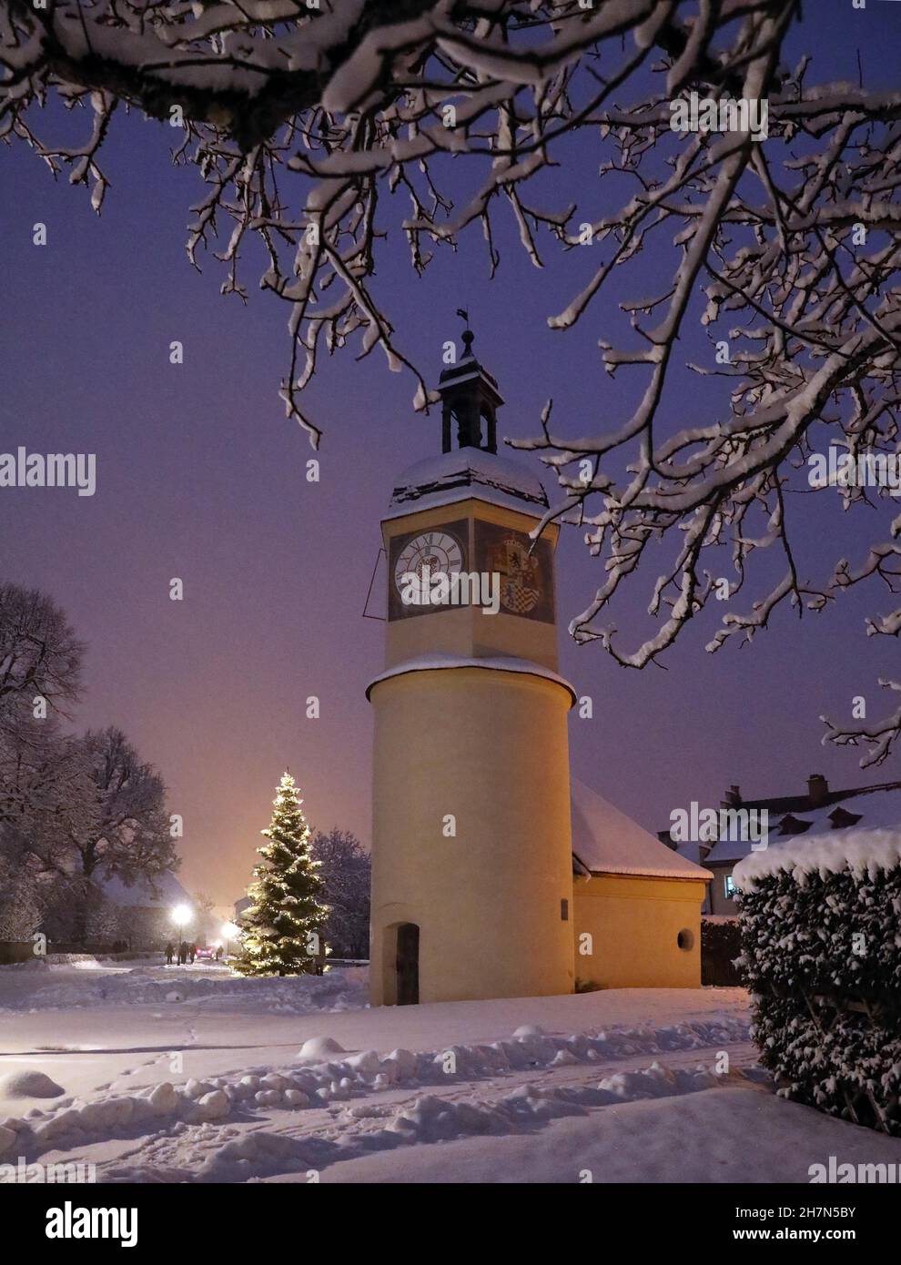 Uhrenturm auf Burg Burhausen im Schnee, Weihnachtslichter, Nachtaufnahme, Burghausen, Oberbayern, Bayern, Deutschland Stockfoto