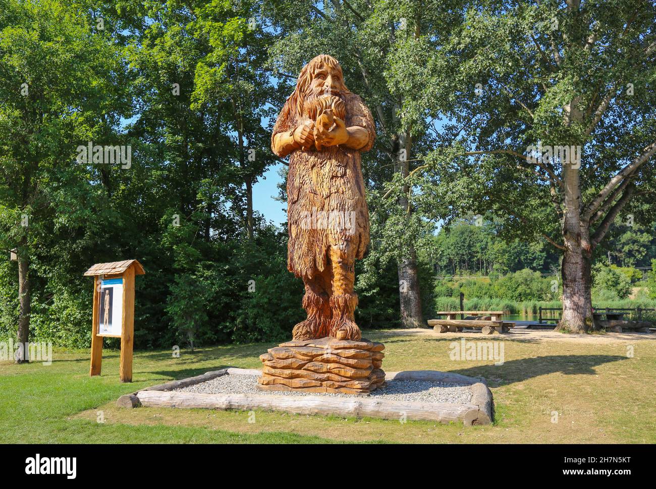 Kunstprojekt Steinzeitmann schnitzt Löwenmann, große Skulptur aus Holz, Wassererlebungsgebiet Lonesee, Gemeinde Lonsee, Baden-Württemberg Stockfoto