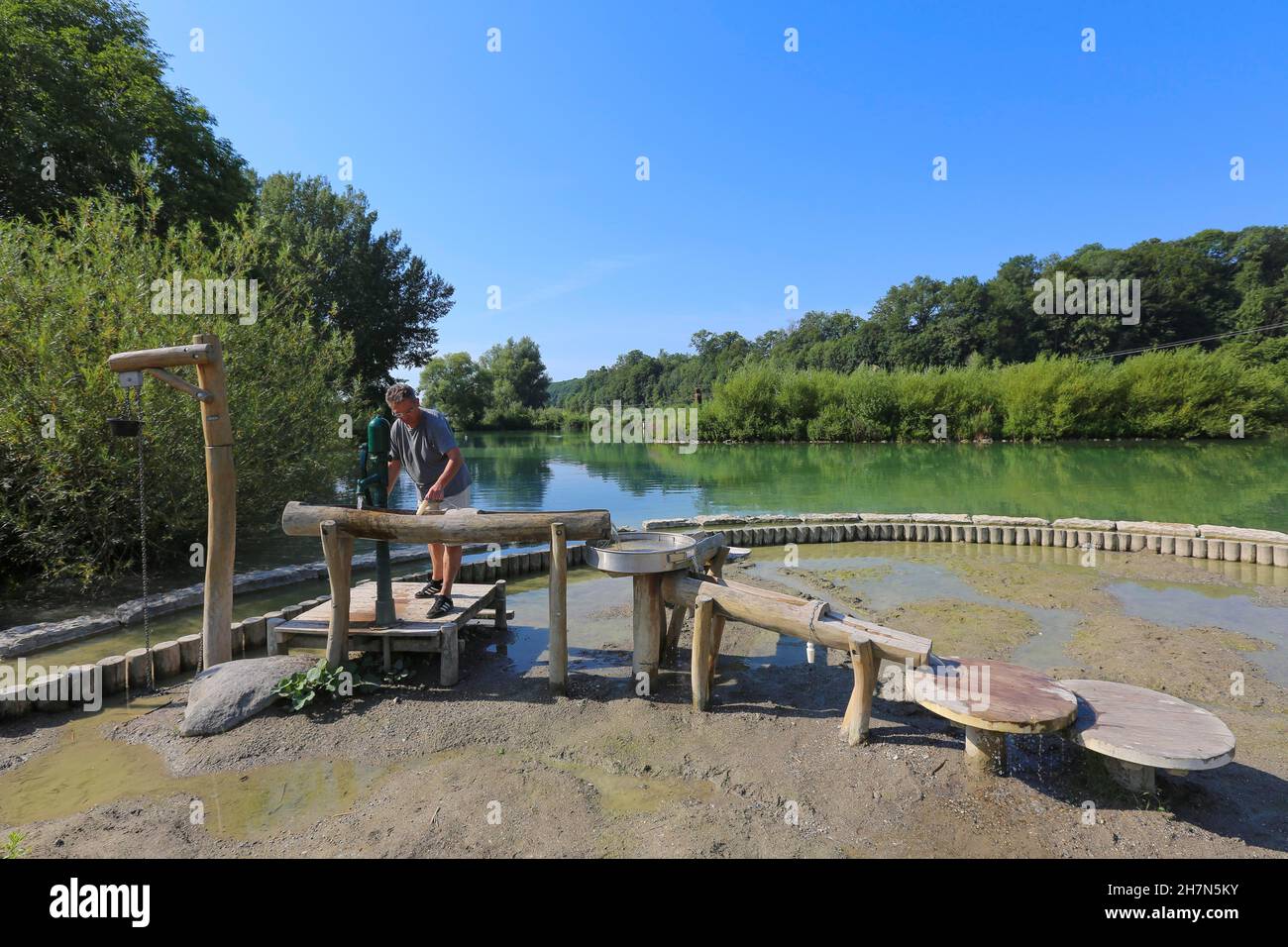Mann am Wasserspielplatz, Wassererlebnisgebiet Lonsee, Erlebnispfad, Gemeinde Lonsee, Baden-Württemberg, Deutschland Stockfoto