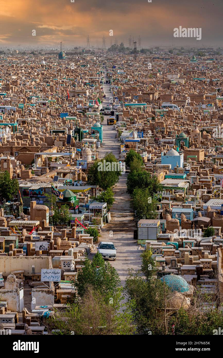 Blick über Wadi Al-Salam oder Valley of Peace Cemetery, Najaf, Irak Stockfoto