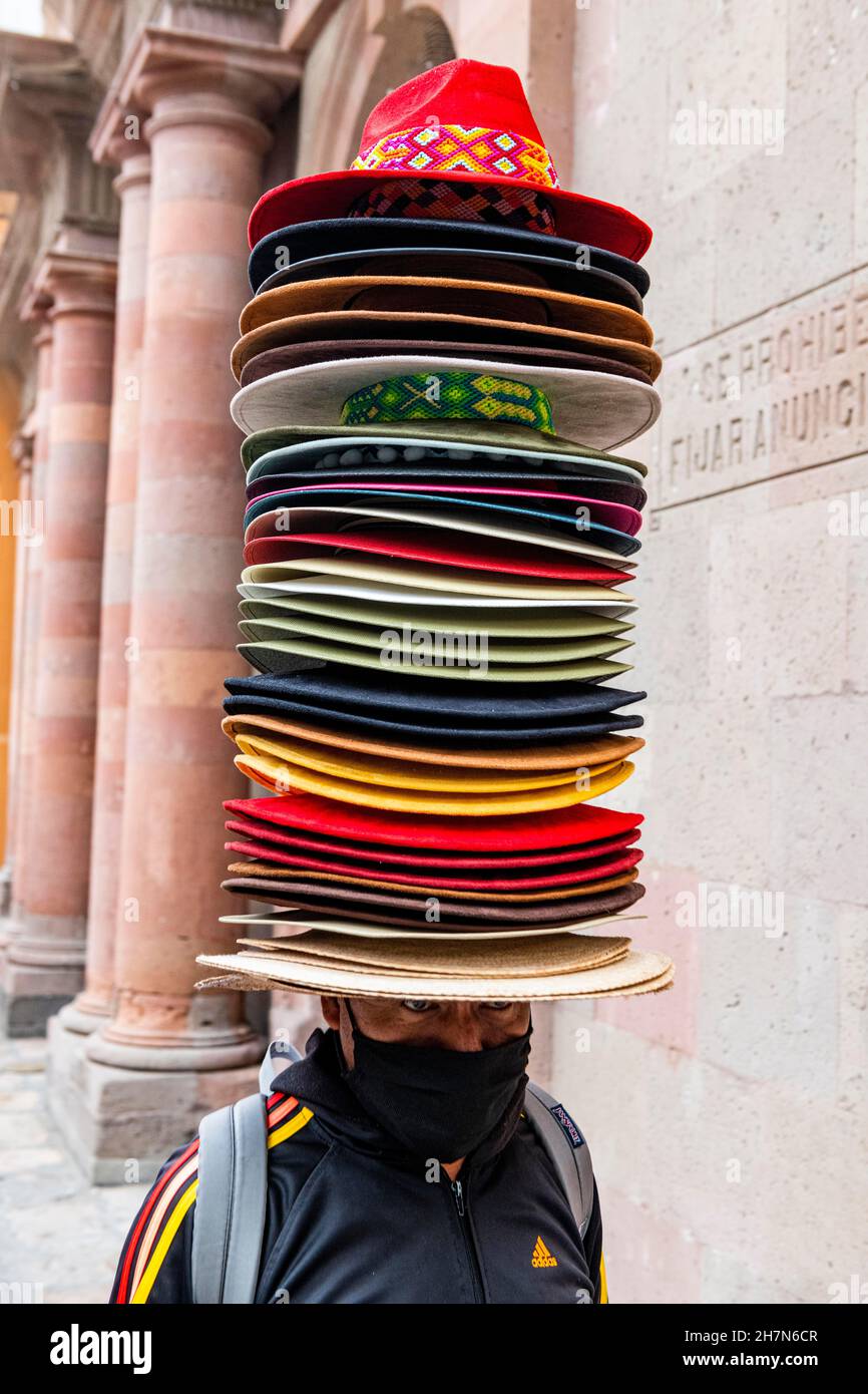 Souvenirverkäufer mit vielen Hüten auf dem Kopf, UNESCO-Stätte San Miguel de Allende, Guanajuato, Mexiko Stockfoto
