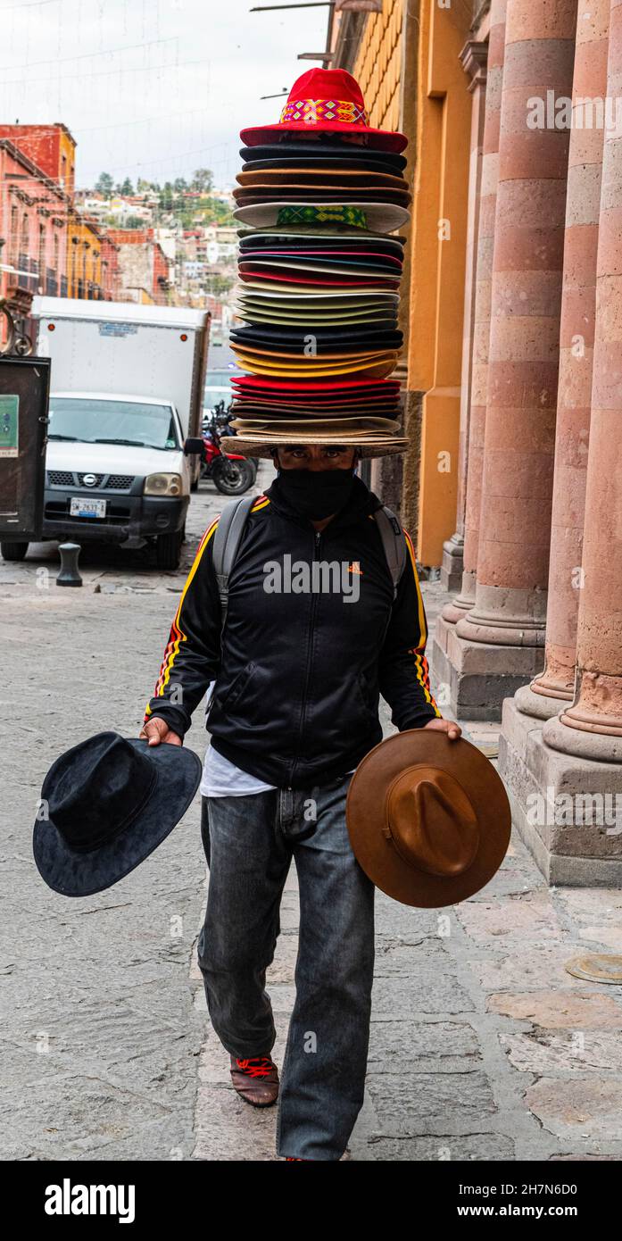 Souvenirverkäufer mit vielen Hüten auf dem Kopf, UNESCO-Stätte San Miguel de Allende, Guanajuato, Mexiko Stockfoto