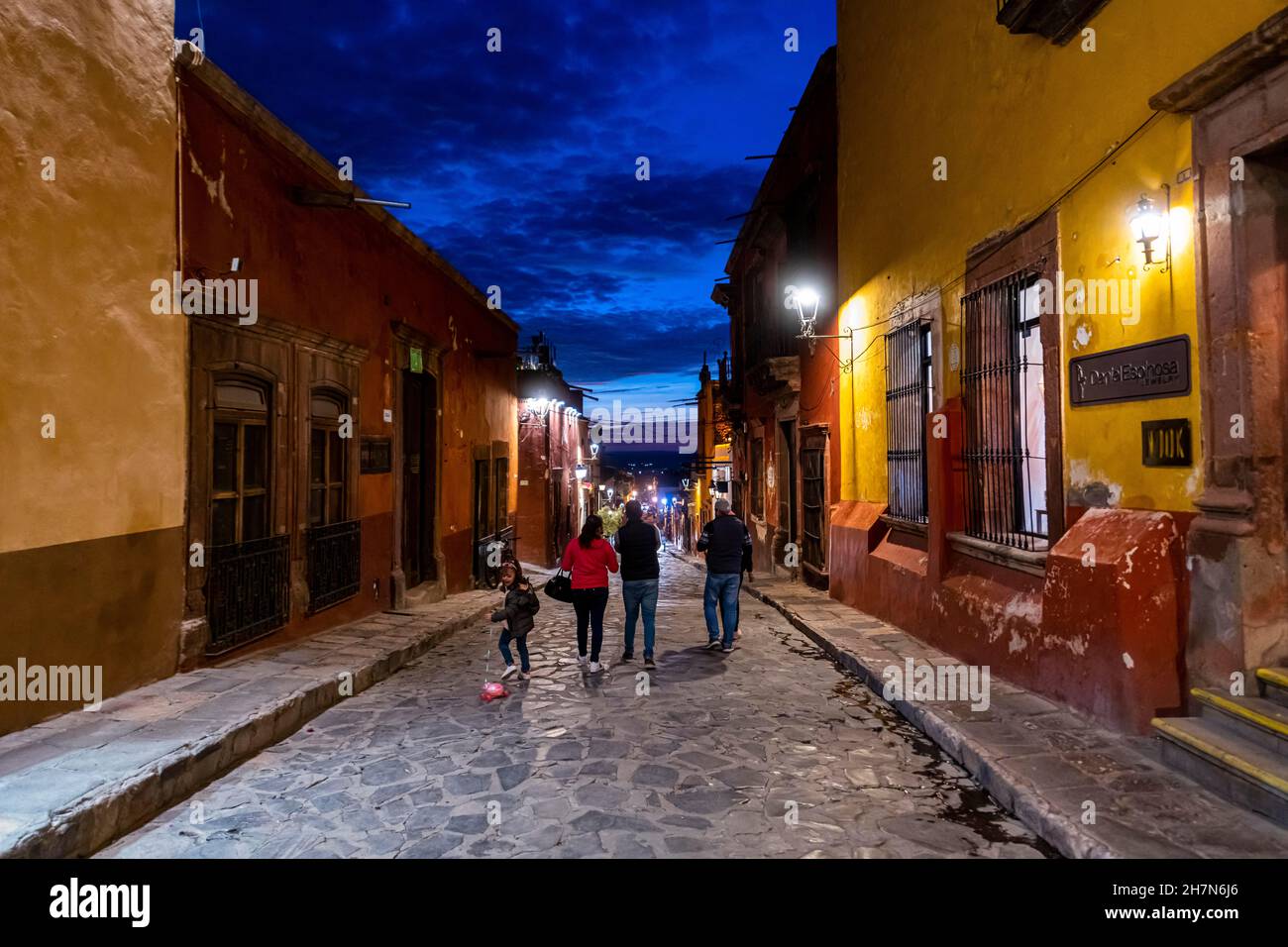 Historisches Zentrum der UNESCO-Stätte San Miguel de Allende bei Nacht, Guanajuato, Mexiko Stockfoto