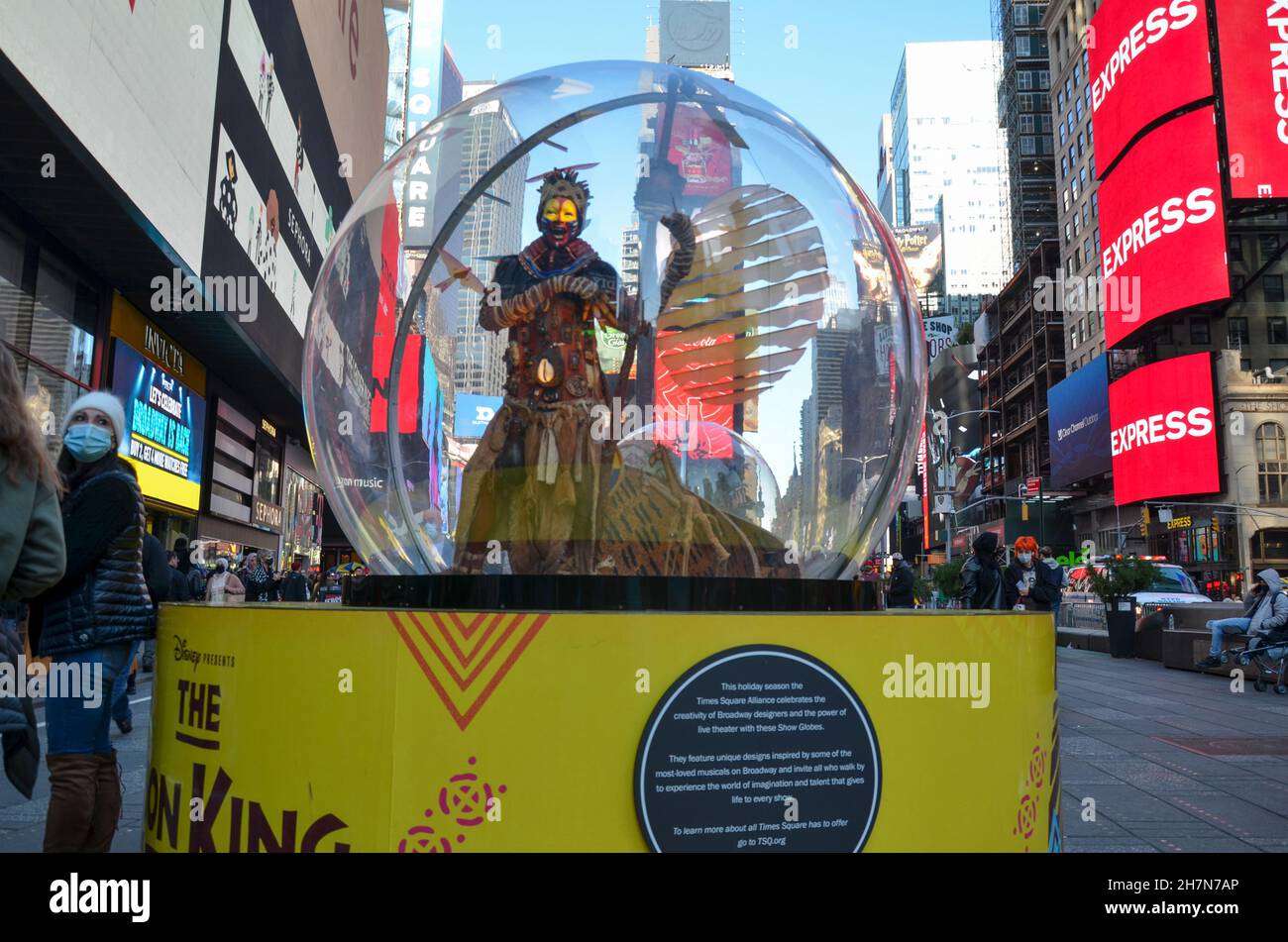 NEW YORK, USA - 06. Nov 2021: Der Times Square enthüllte vier riesige Schneekugeln, die von einigen der beliebtesten Musicals am Broadway inspiriert wurden Stockfoto