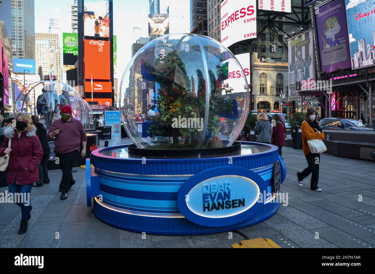 NEW YORK, USA - 06. Nov 2021: Der Times Square enthüllte vier riesige Schneekugeln, die von einigen der beliebtesten Musicals am Broadway inspiriert wurden Stockfoto