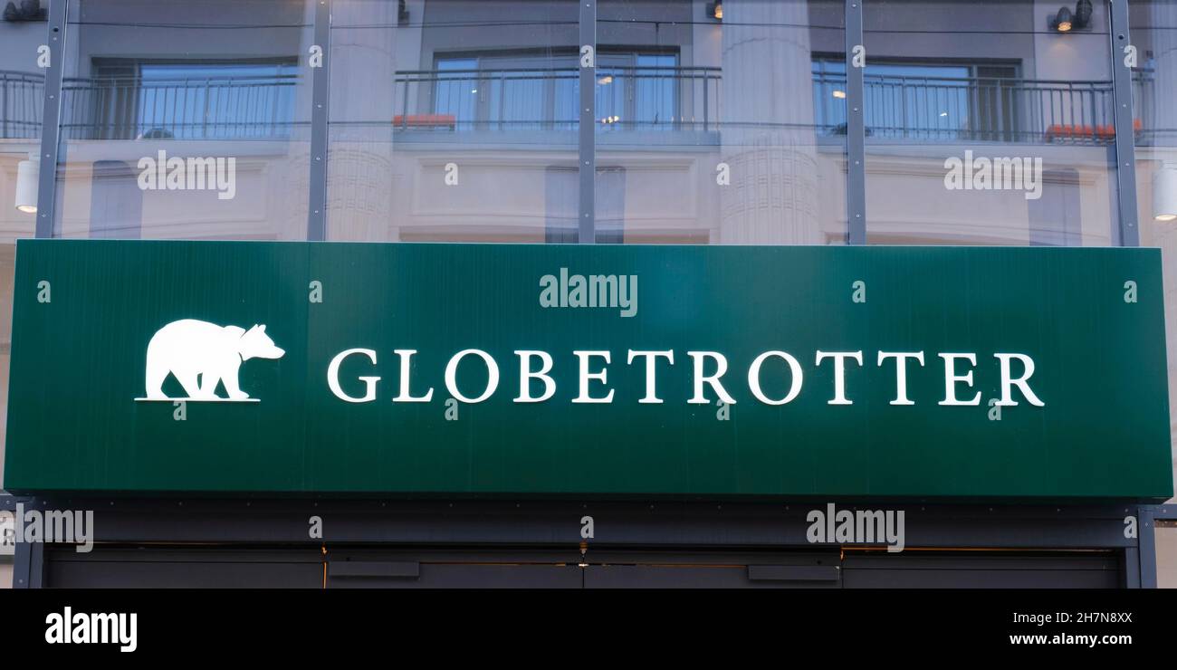Schild und Logo Globetrotter, Outdoor-Bekleidung, Dortmund, Nordrhein-Westfalen, Deutschland Stockfoto