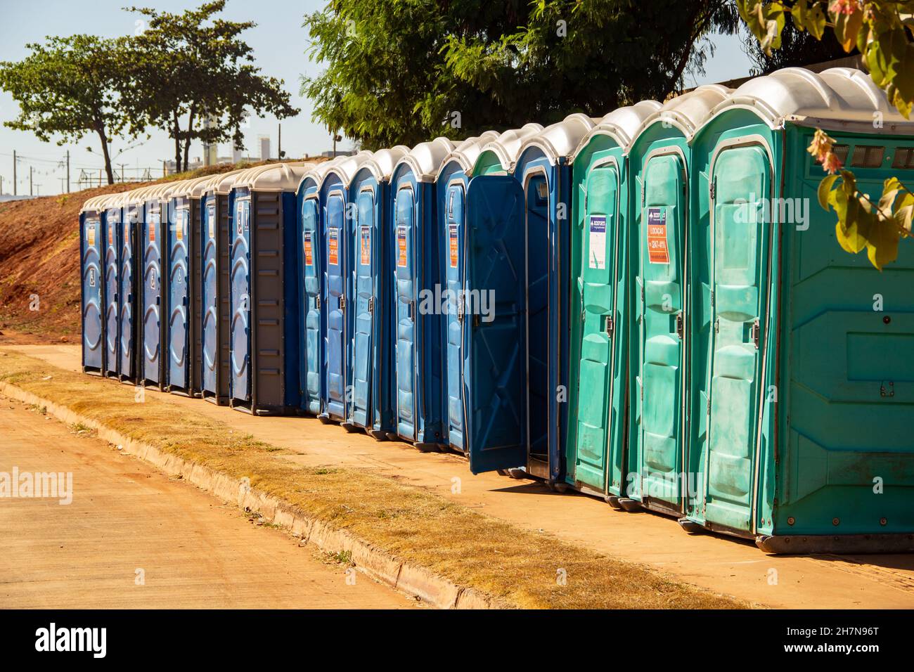 Goiânia, Goias, Brasilien – 17. Juli 2021: Einige chemische Toiletten standen auf einer Baustelle. Stockfoto