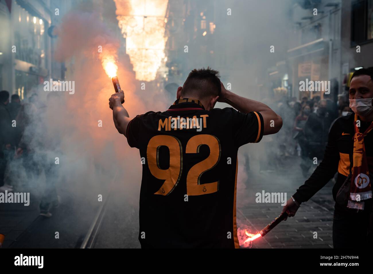 Istanbul, Türkei. November 21st 2021 Türkische Galatasary-Fußballfans zünden auf dem Taksim-Platz auf ihrem Weg zum Derby-Spiel mit Rivalen F Fackeln an Stockfoto