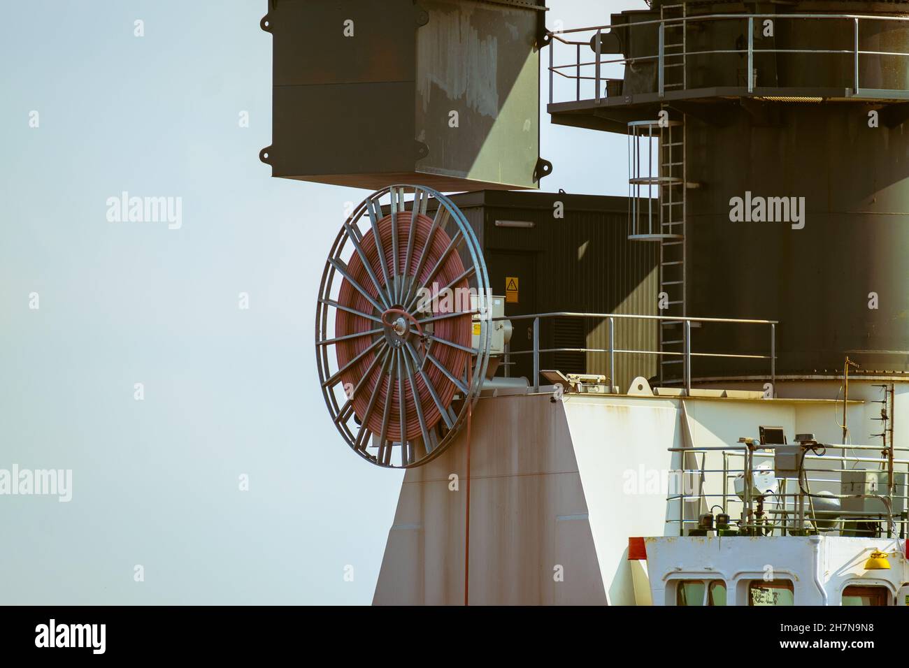 Schlauch außerhalb des modernen Industrieschiffs Stockfoto
