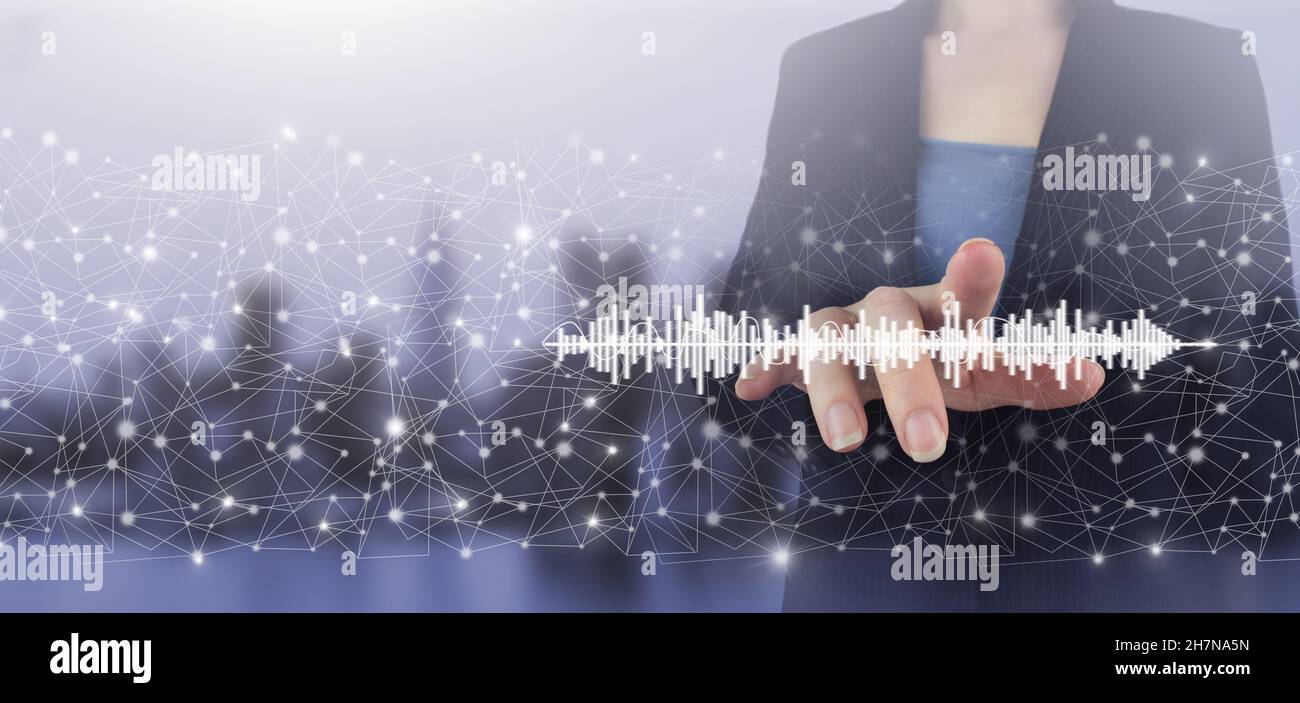Konzept der Musik mit Ihnen, Software für die Aufnahme verwendet. Hologramm-Zeichen auf dem digitalen Bildschirm mit Handberührung auf dem hellen, unscharfen Hintergrund der Stadt. Audiobook Audio Tech Stockfoto