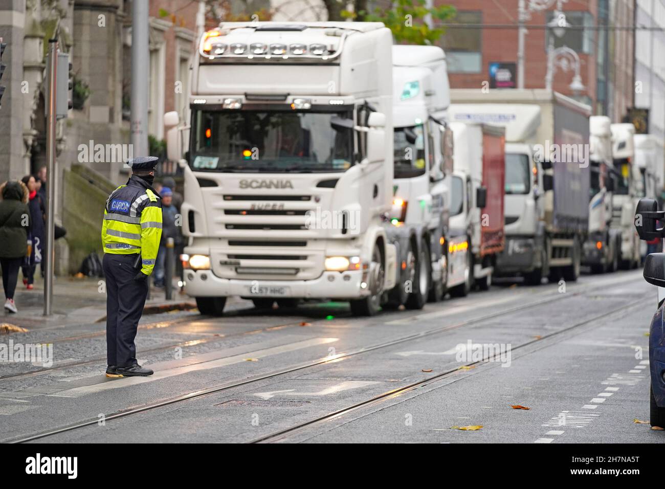 LKW-Fahrer nehmen an einem Protest auf der Dawson Street im Stadtzentrum von Dublin Teil, um niedrigere Kraftstoffpreise zu fordern. Bilddatum: Mittwoch, 24. November 2021. Stockfoto