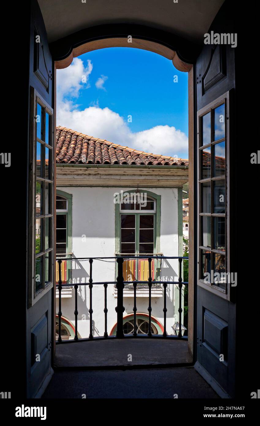 Koloniale Balkontür mit Blick auf Ouro Preto, historische Stadt in Brasilien Stockfoto