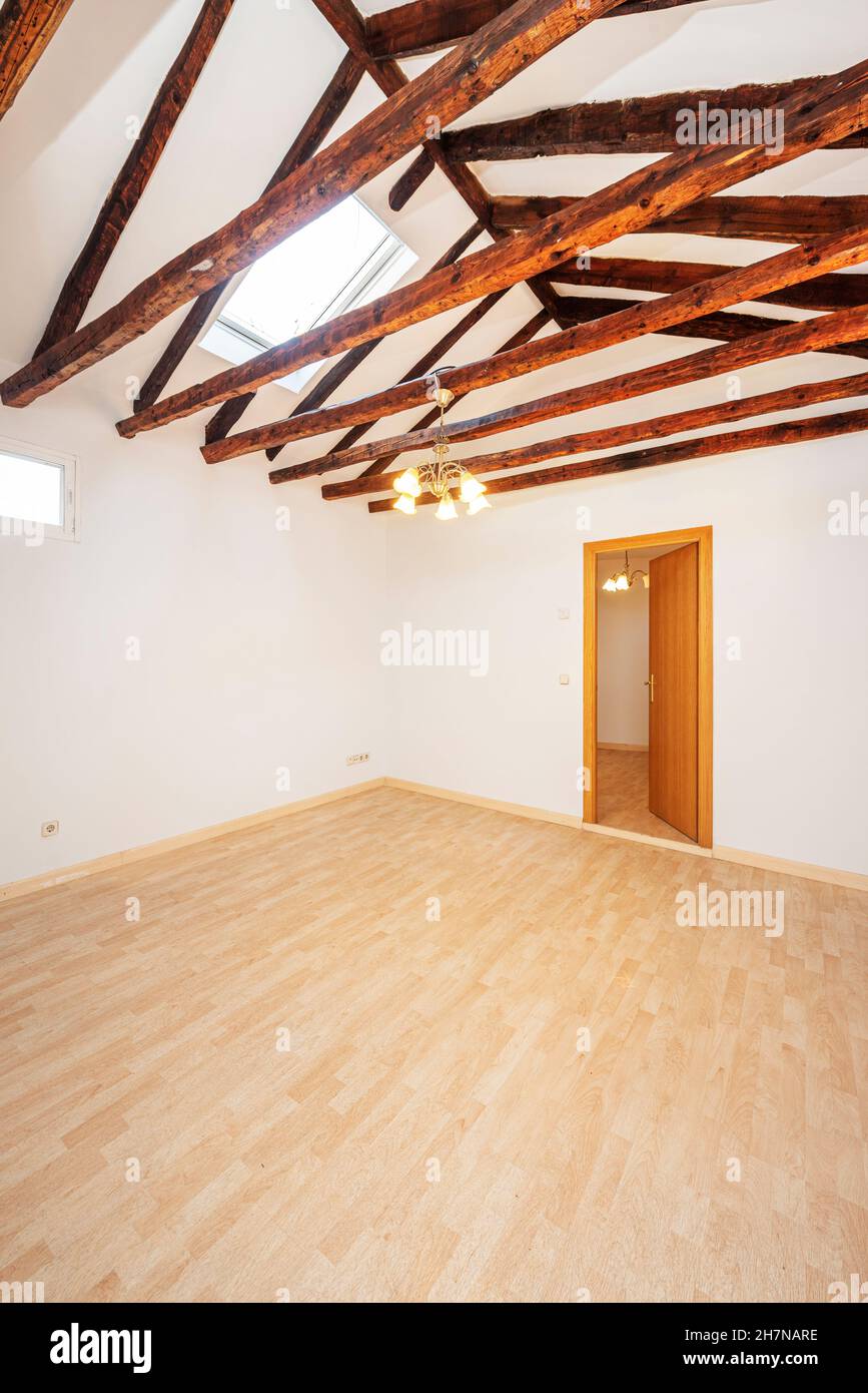 Wohnzimmer im Dachgeschoss mit Eichenboden und freiliegenden Holzbalken Stockfoto