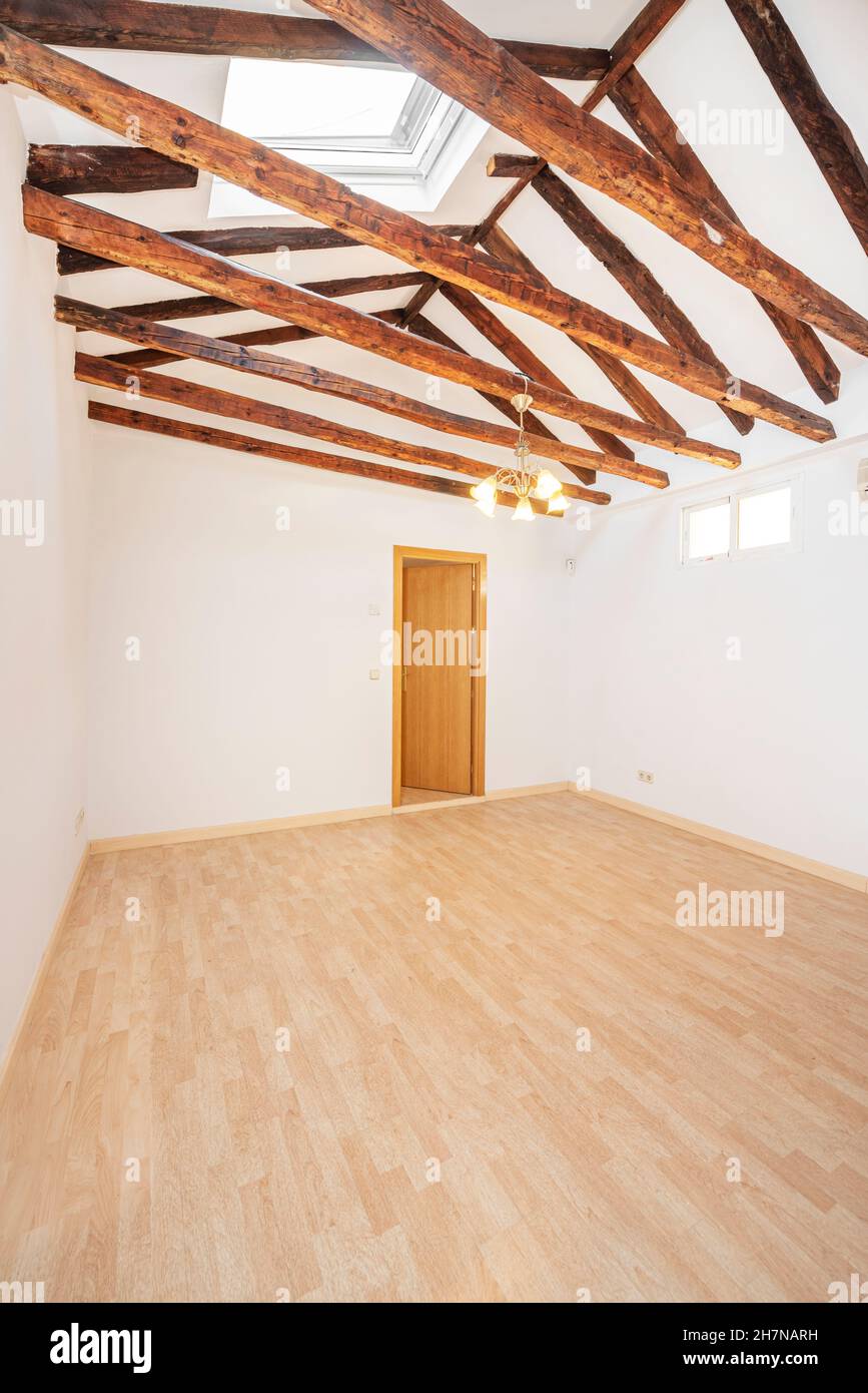 Wohnzimmer im Dachgeschoss mit Eichenboden und freiliegenden Holzbalken Stockfoto